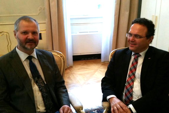 In Prag traf Friedrich auch mit Vaclav Hampl, dem tschechischen EU Ausschussvorsitzenden im Senat, zusammen. Er gehört der Schwesterfraktion der KDU-CSL an.