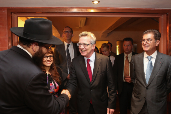 Cemile Giousouf und Bundesinnenminister Thomas de Maizière bei einer Veranstaltung zum Fastenbrechen