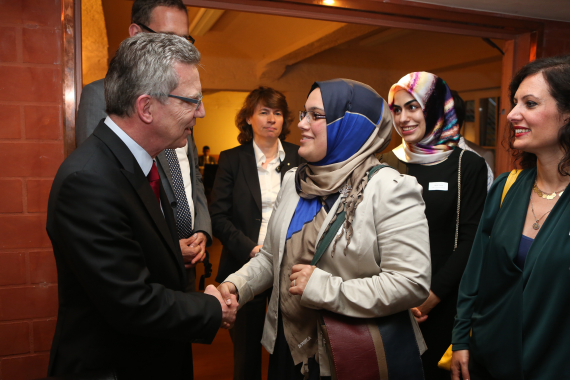 Cemile Giousouf und Bundesinnenminister Thomas de Maizière bei einer Veranstaltung zum Fastenbrechen
