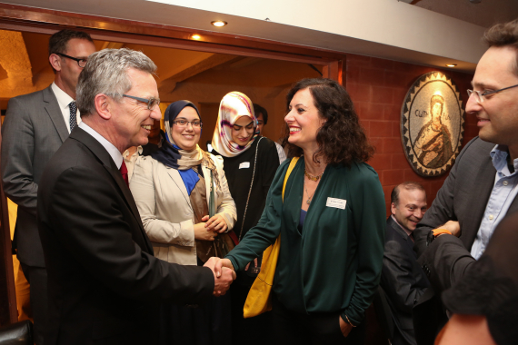 Cemile Giousouf und Bundesinnenminister Thomas de Maizière bei einer Veranstaltung zum Fastenbrechen