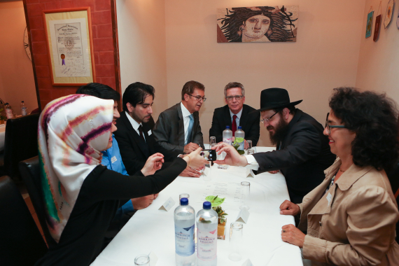 Cemile Giousouf und Bundesinnenminister Thomas de Maizière bei einer Veranstaltung zum Fastenbrechen