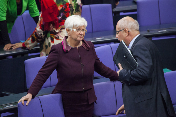 Gerda Hasselfeldt und Volker Kauder im Plenum vor Beginn der Sitzung