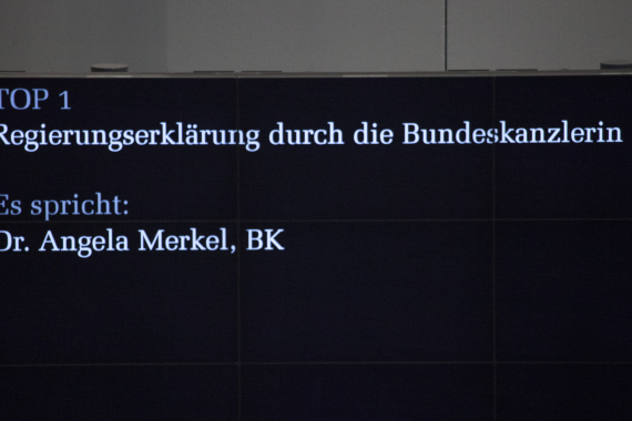 Die Anzeigetafel im Plenum weist auf die Regierungserklärung der Bundeskanzlerin hin.