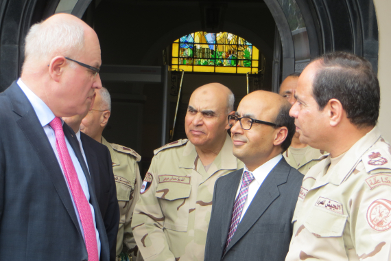 Volker Kauder im Gespräch mit dem ägyptischen Verteidigungsminister al-Sisi