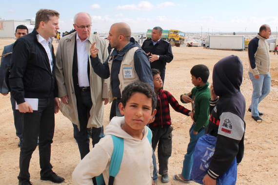 Kauder im Flüchtlingslager Zaatari im Gespräch mit dem UNHCR-Camp-Leiter Hovig Etyemezian 