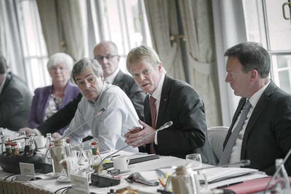 Reiner Hoffmann, designierter Vorsitzender des Deutschen Gewerkschaftsbundes (2.v.r.) sprach zu den Vorständen der SPD- und CDU/CSU-Fraktion, links daneben: Ingo Kramer, Präsident der Bundesvereinigung der Deutschen Arbeitgeberverbände