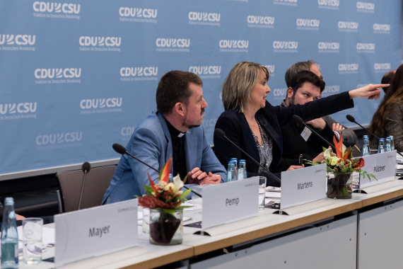 Fachgespräch Verantwortung für Religionsfreiheit – Religiöse Minderheiten in Flüchtlingsheimen besser schützen