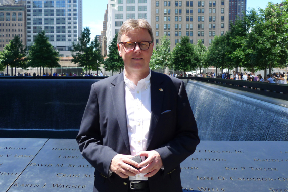 Michael Grosse-Brömer an der Gedenkstätte des World-Trade-Centers