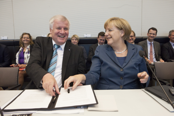 Angela Merkel und Horst Seehofer bei der Unterzeichnung der Fraktionsgemeinschafts-Vereinbarung