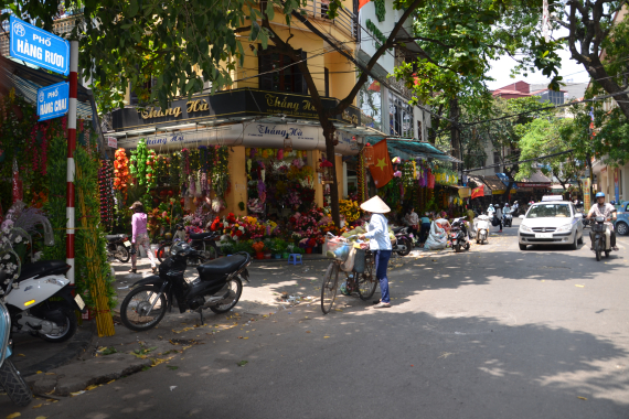 Das Stadtbild von Hanoi wird noch von den roten Fahnen mit Hammer und Sichel mitgeprägt