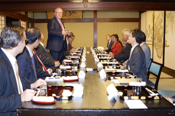 Treffen mit japanischen Wissenschaftlern, Diplomaten und Unternehmensvertretern am Montagabend in Oska