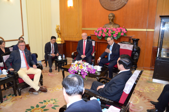 Nguyen Thien Nhan und Volker Kauder in Hanoi Vaterlandsfront Vietnam