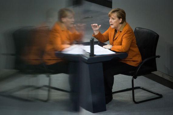 Die Regierungserklärung musste die Bundeskanzlerin wegen einer Verletzung im Sitzen abgeben. 