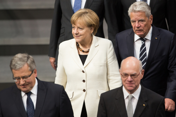 Auf dem Weg in den Plenarsaal: polnischer Staatspräsident Bronislaw Komorowski, Bundestagspräsident Norbert Lammert, Bundeskanzleriun Angela Merkel, Bundespräsident Joachim Gauck (v.l.n.h.r.)