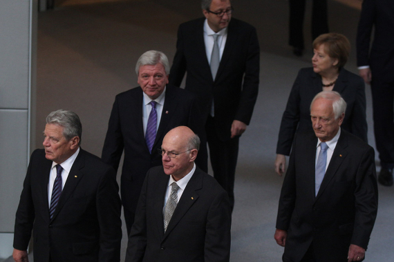 Auf dem Weg in den Plenarsaal: Joachim Gauck, Volker Bouffier, Norbert Lammert, Andreas Voßkuhle, Heinrich- August Winkler, Angela Merkel