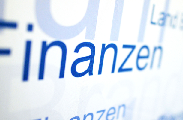 Bild zeigt einen Schriftzug mit dem Wort "Finanzen"
