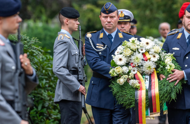 Marinesoldaten tragen beim Ehrengedenken der Bundeswehr anlässlich des 75. Jahrestages des von Claus Schenk Graf von Stauffenberg begangenen Attentates auf Adolf Hitler vom 20. Juli 1944 auf dem Nordfriedhof Kränze zu den Ehrengräbern der Generale des Widerstandes Friedrich Olbricht und Hans Oster.