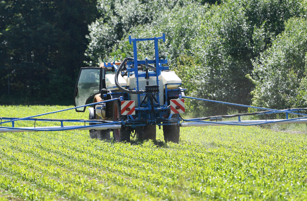 Traktor versprüht Pflanzenschutzmittel