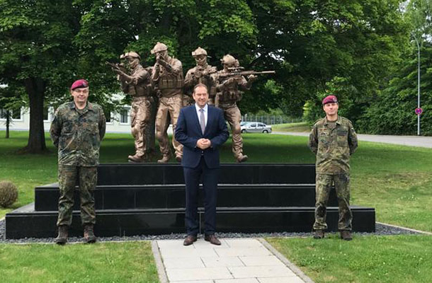 Nach Extremismusvorwürfen macht sich Henning Otte ein Bild von Eliteeinheit der Bundeswehr