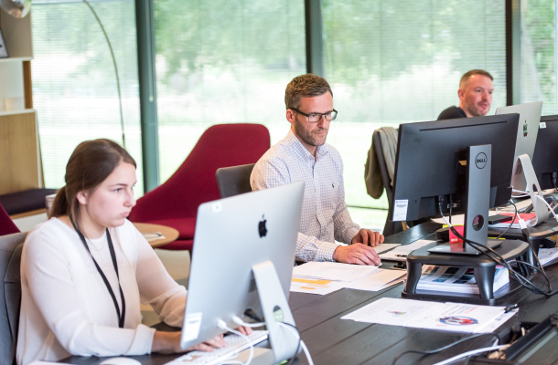 Arbeitende Sachbearbeiter an ihren Computern