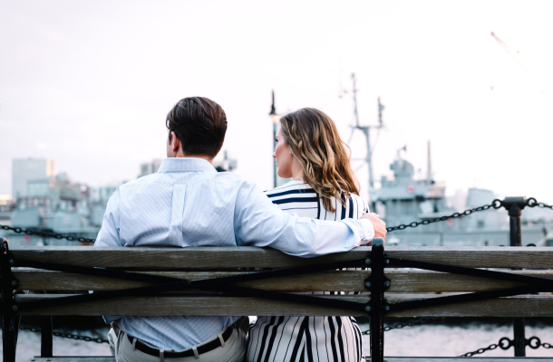 Ein junges Paar sitzt auf einer Bank