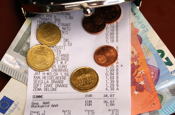 Geld mit Einkaufsquittung