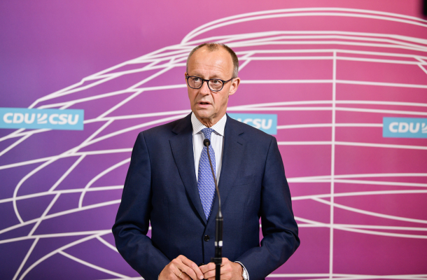 Friedrich Merz steht vor der Pressewand der CDU/CSU-Bundestagsfraktion. Er gibt ein Statement vor der Fraktionssitzung ab. 