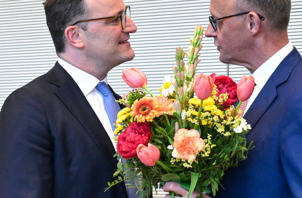 Friedrich Merz gratuliiert Jens Spahn zur Wahl als neuen Fraktionsvorsitzenden der CDU/CSU-Fraktion im Deutschen Bundestag,