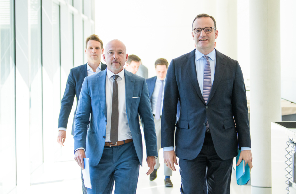 Jens Spahn und Alexander Hoffmann auf dem Weg zum Statement