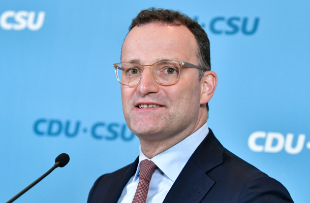 Foto von Jens Spahn während er ein Pressestatement vor der Fraktionssitzung abgibt