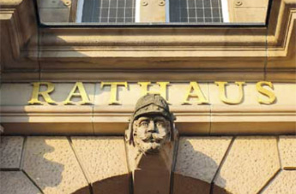 Schriftzug "Rathaus" an einem Gebäude