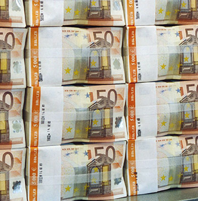 Das von der Deutschen Bundesbank in Frankfurt aufgenommene undatierte Foto zeigt ein Geldpaket von 50-Euro-Scheinen.