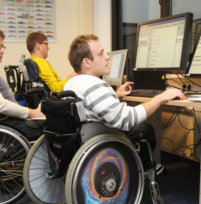 Mitarbeiter einer Behindertenwerkstatt der Diakonie Mitteldeutschland fertigen am 06.11.2013 in Halle (Sachsen-Anhalt) Aufsteller für Plakate.