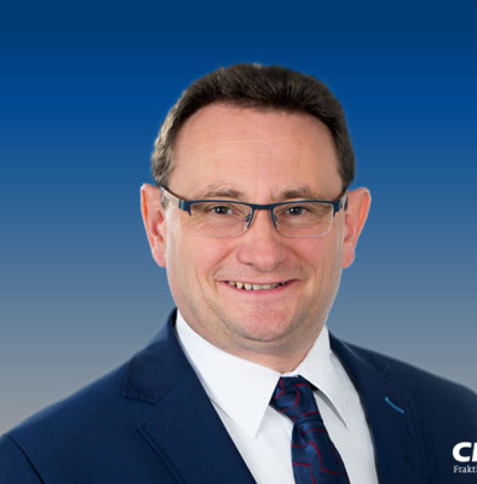 Ulrich Lange ist der Sprecher der CDU/CSU-Fraktion im Deutschen Bundestag für Verkehr und digitale Infrastruktur