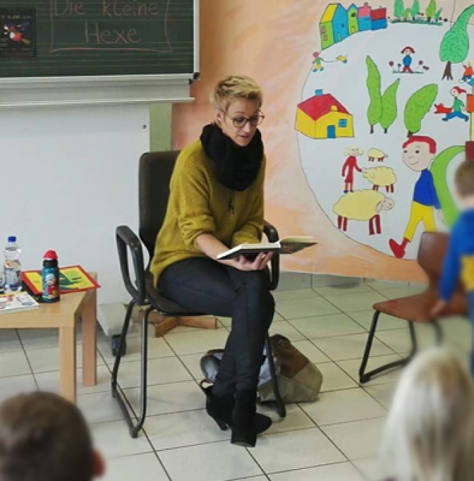 Nadine Schön CDu liest beim Vorlesetag in der Grundschule Wemmetsweiler