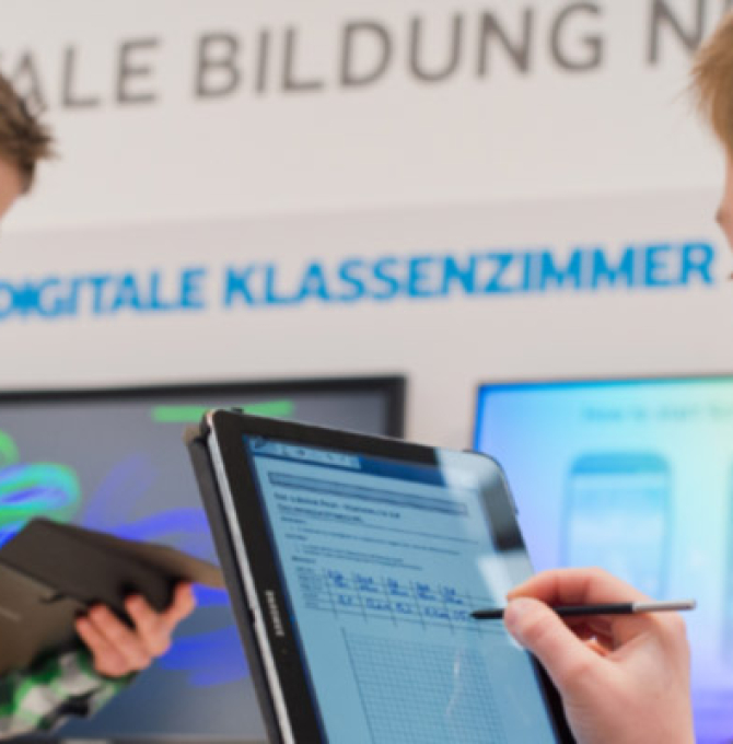 Digitale Bildung | Zwei Kinder mit Tablets