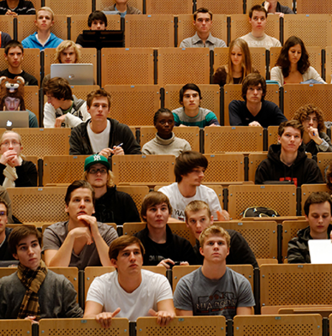 Uni-Hörsaal mit Studenten und Dozent