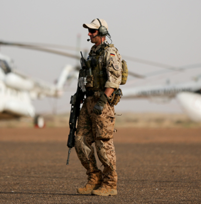 Bundeswehrsoldat auf einem Flughafen im Norden Malis