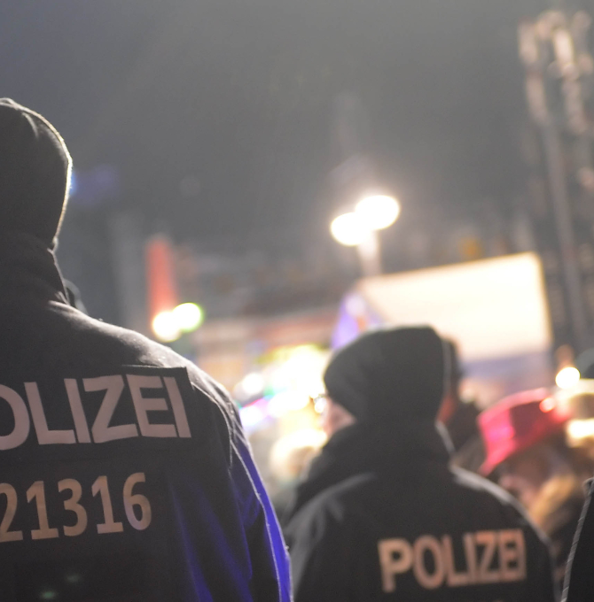 Polizeibeamte an Silvester in Berlin