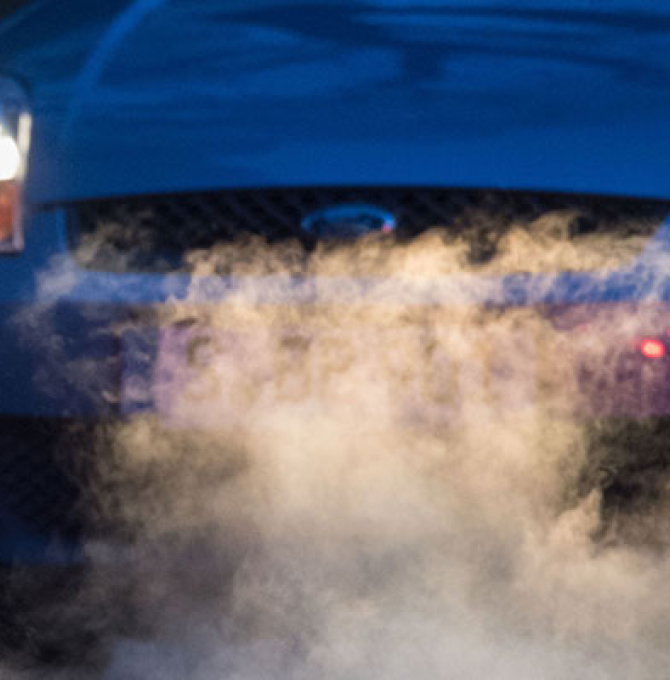Abgase kommen aus dem Auspuff eines Autos. Das Bundesverwaltungsgericht verkündet seine Entscheidung zur Rechtmäßigkeit von Diesel-Fahrverboten in Städten.