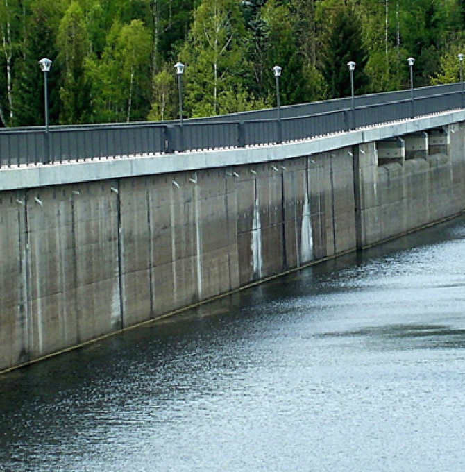 Staumauer einer Trinkwassertalsperre