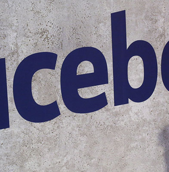 blaue Schrift auf grauen Hintergrund: Facebook