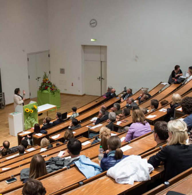 Blick in den Hörsaal. Studenten sitzen in den Bänken.