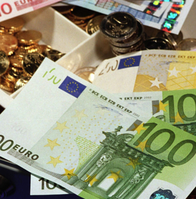 Geldkassette mit Euro - Banknoten und Münzen