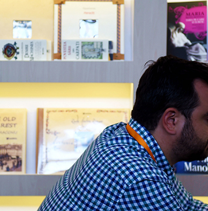 Bücher stehen in einem Regal