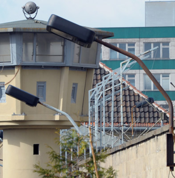 Das frühere Gefängnis der Staatssicherheit der DDR in Berlin-Hohenschönhausen, aufgenommen am 11.03.2012. In der Genslerstrasse befindet sich heute der Eingang zur Gedenkstätte. 