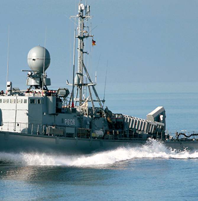 Das Bild zeigt eine Fregatte der Bundeswehr im Einsatz in internationalen Gewässern