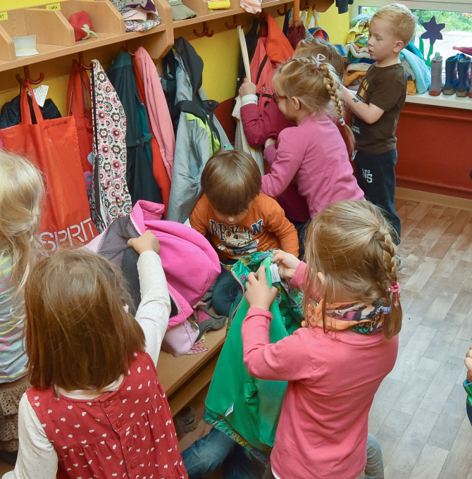 Szene aus dem Kindergarten | Kinder ziehen ihre Jacken an