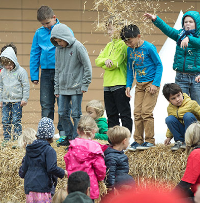 Zahlreiche Kinder und Erwachsene sind zu Besuch beim Weltkindertagsfest des Deutschen Kinderhilfswerks und unicef Deutschland