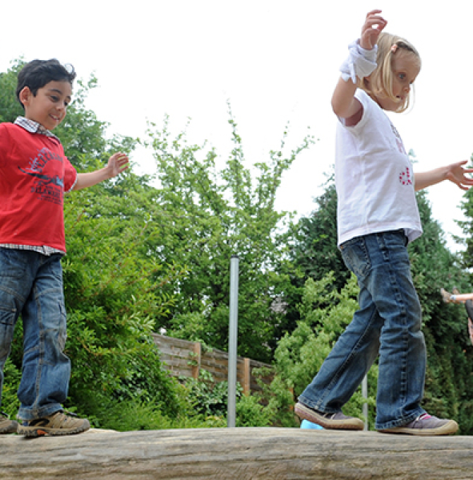 Kinderbetreuung auf dem Spielplatz